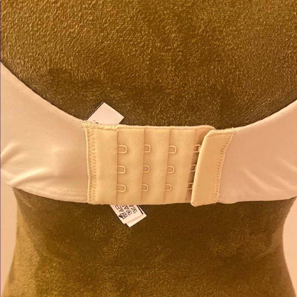 VICTORIA’S SECRET. Elegant Cream Underwire Bra